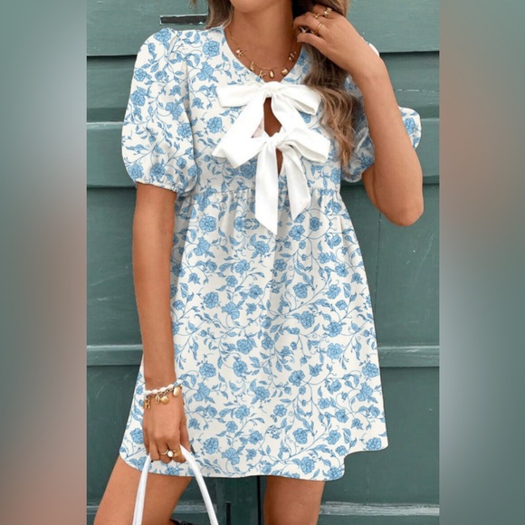 Dresses & Skirts - NWT Floral Blue and White Dress 🩵